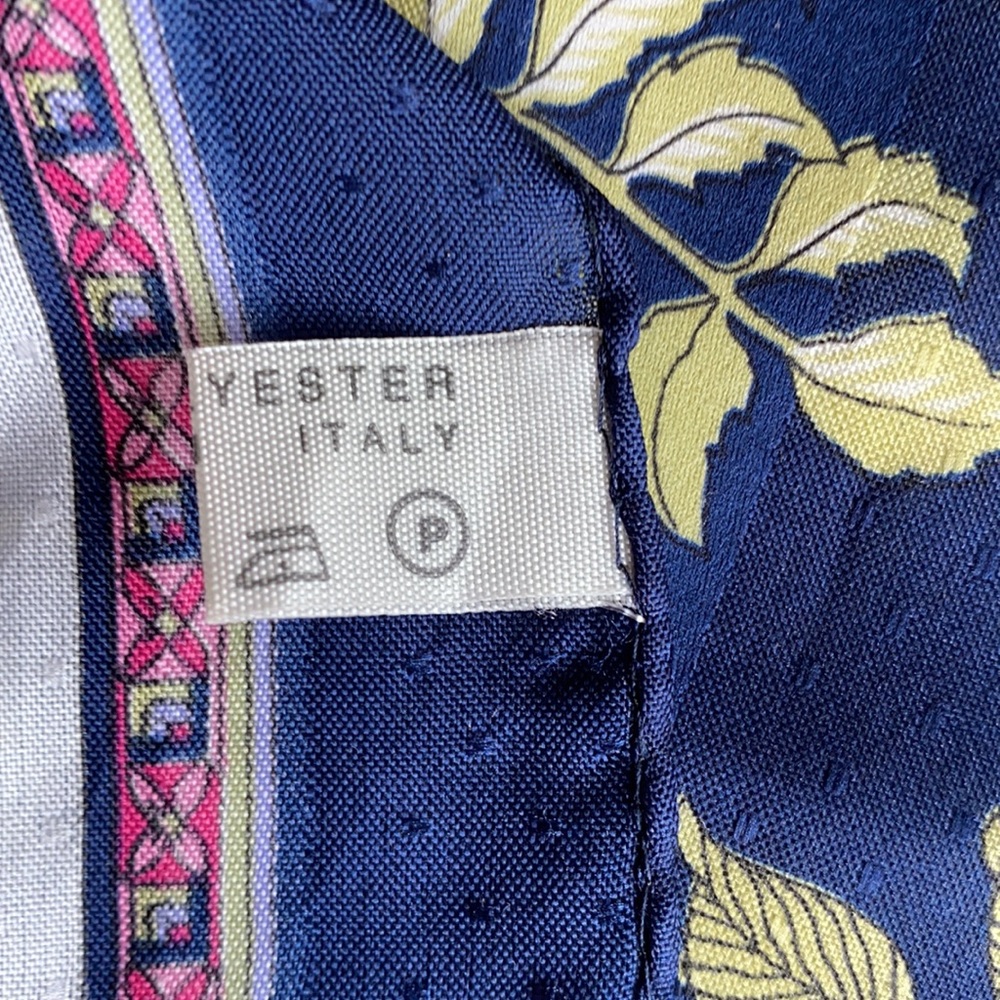 Navy Blue~White Floral‎ 29” x 30” Scarf Italy - Picture 9 of 10